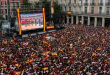 Large Outdoor Stage with Performers and a Huge Crowd Waving Spanish Flags at a City Plaza Festival Zaragozala | Agenda Cultural Ocio Y Planes En Zaragoza Zaragozala Qué Hacer En Zaragoza