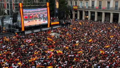 Large Outdoor Stage with Performers and a Huge Crowd Waving Spanish Flags at a City Plaza Festival 32000 Personas En Plaza Del Pilar Viendo Final Del Mundial Zaragozala Qué Hacer En Zaragoza