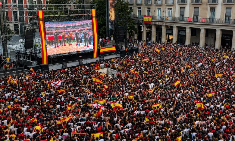 Large Outdoor Stage with Performers and a Huge Crowd Waving Spanish Flags at a City Plaza Festival 32000 Personas En Plaza Del Pilar Viendo Final Del Mundial Zaragozala Qué Hacer En Zaragoza