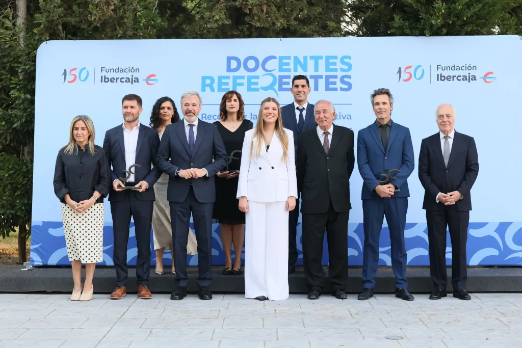 Group of Professionally Dressed People Posing with Awards in Front of a Light Blue Event Backdrop with docentes Referentes and Logos on Either Side La Infanta Sofía Debuta En Zaragoza Con Su Primer Discurso Zaragozala Qué Hacer En Zaragoza