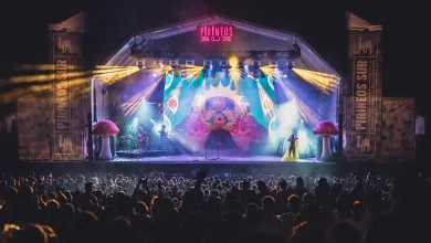 Nighttime Concert Stage with Vibrant Multicolored Lights Performers on Stage and a Large Crowd in Front Bomba Estéreo Cierra Pirineos Sur 2026 a Lo Grande Zaragozala Qué Hacer En Zaragoza