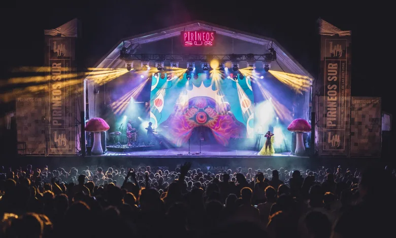Nighttime Concert Stage with Vibrant Multicolored Lights Performers on Stage and a Large Crowd in Front Bomba Estéreo Cierra Pirineos Sur 2026 a Lo Grande Zaragozala   Qué Hacer En Zaragoza