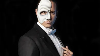 Man in a Tuxedo with a White Half face Mask Posing Against a Dark Background El Fantasma De La ópera Llega a Zaragoza En El Pilar Zaragozala Qué Hacer En Zaragoza