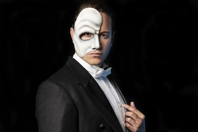 Man in a Tuxedo with a White Half face Mask Posing Against a Dark Background Zaragozala | Agenda Cultural Ocio Y Planes En Zaragoza Zaragozala Qué Hacer En Zaragoza