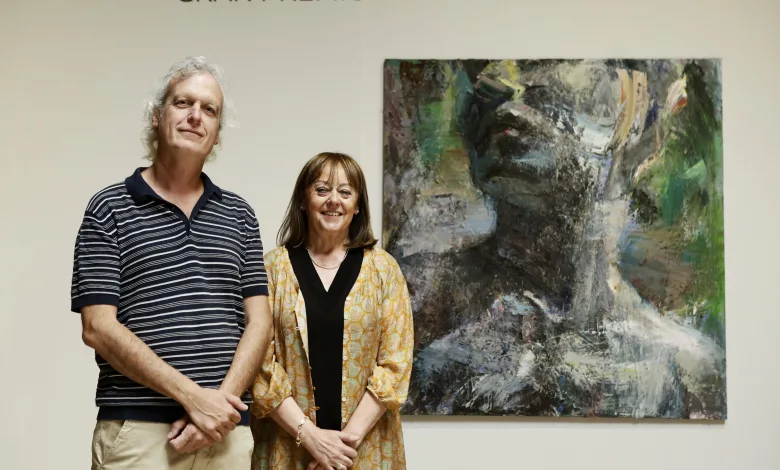 Man and Woman Stand Side by Side in a Gallery Posing in Front of a Large Abstract Painting As the Word gran Premio Appears on the Wall Above Themy Zaragozala | Agenda Cultural Ocio Y Planes En Zaragoza Zaragozala   Qué Hacer En Zaragoza