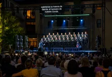 Outdoor Night Choral Performance a Large Choir on Tiered Risers with a Conductor at the Front Audience in Foreground Zaragozala | Agenda Cultural Ocio Y Planes En Zaragoza Página 295 Zaragozala Qué Hacer En Zaragoza