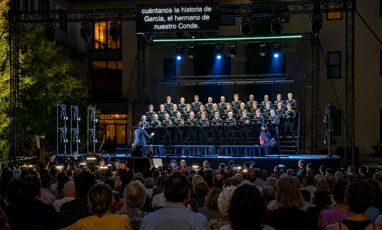 Outdoor Night Choral Performance a Large Choir on Tiered Risers with a Conductor at the Front Audience in Foreground Zaragozala | Agenda Cultural Ocio Y Planes En Zaragoza Zaragozala   Qué Hacer En Zaragoza
