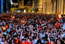 Massive Nighttime Crowd Celebrating in a City Square Many Waving Red and yellow Spanish Flags Zaragozala | Agenda Cultural Ocio Y Planes En Zaragoza Página 295 Zaragozala Qué Hacer En Zaragoza
