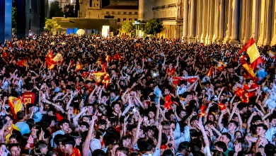 Massive Nighttime Crowd Celebrating in a City Square Many Waving Red and yellow Spanish Flags España Se Clasifica Para La Final Del Mundial 2026 Zaragozala Qué Hacer En Zaragoza