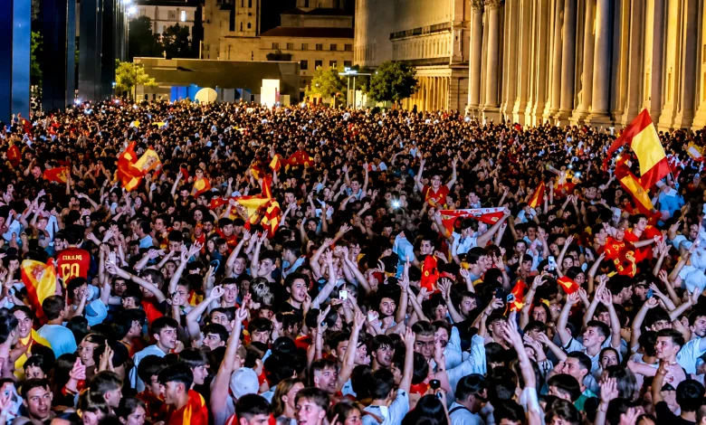 Massive Nighttime Crowd Celebrating in a City Square Many Waving Red and yellow Spanish Flags Zaragozala | Agenda Cultural Ocio Y Planes En Zaragoza Página 18 Zaragozala Qué Hacer En Zaragoza