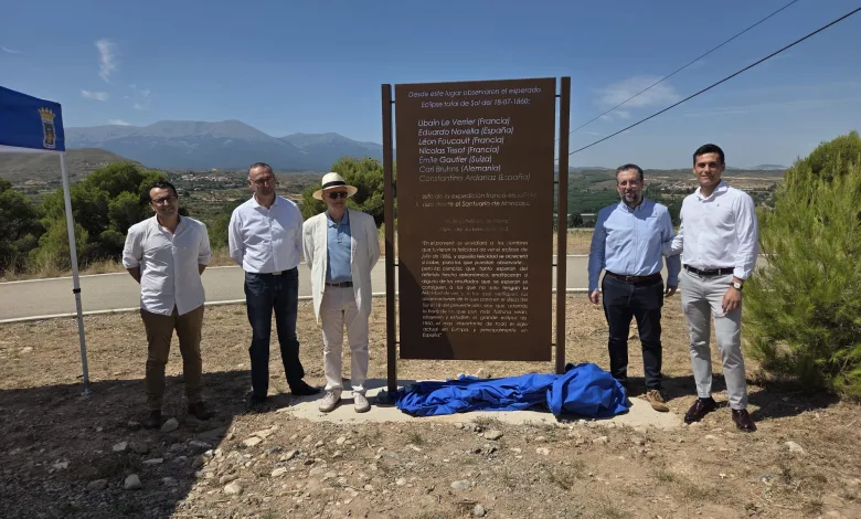 Five Men Stand Beside a Tall Brown Commemorative Plaque Outdoors with Hills and a Clear Blue Sky in the Background Tarazona Recuerda El Eclipse De 1860 Y Mira Al De 2026 Zaragozala Qué Hacer En Zaragoza