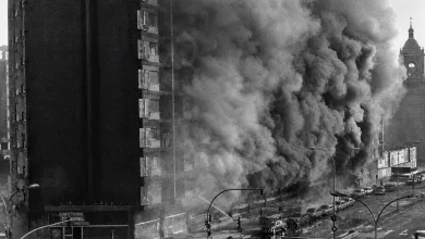 Massive Plume of Dark Smoke Rising from a Fire Along a City Street Beside a Tall Apartment Building with Cars and Pedestrians Nearby Zaragoza Recuerda a Las Víctimas Del Hotel Corona De Aragón Zaragozala Qué Hacer En Zaragoza