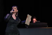 Female Singer on a Dark Stage Mic in Hand Wearing a Sequined Black Dress and a Decorative Headpiece While Performing Zaragozala | Agenda Cultural Ocio Y Planes En Zaragoza Página 1421 Zaragozala Qué Hacer En Zaragoza