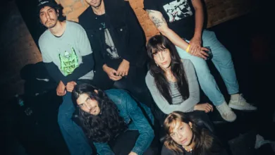 Six person Band Pose Against a Brick Wall Casual Rock Attire Moody Backstage Vibe Zaragozala | Agenda Cultural Ocio Y Planes En Zaragoza Zaragozala   Qué Hacer En Zaragoza