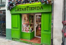 Bright Lime green Storefront with a Flower covered Arch Reading latas Tienda and a Jewelry Window Display Outside on a Pedestrian Street Zaragozala | Agenda Cultural Ocio Y Planes En Zaragoza Zaragozala Qué Hacer En Zaragoza