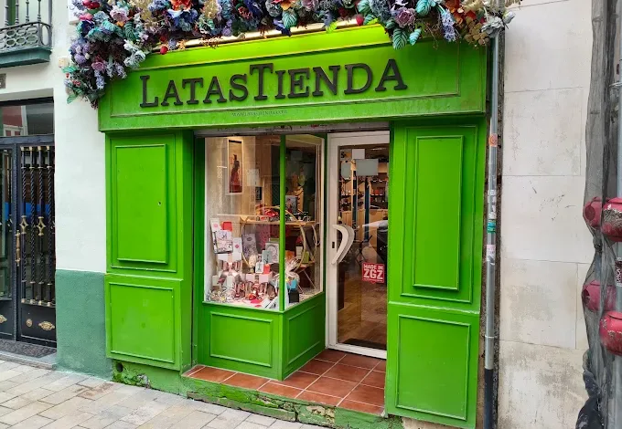Bright Lime green Storefront with a Flower covered Arch Reading latas Tienda and a Jewelry Window Display Outside on a Pedestrian Street Zaragozala | Agenda Cultural Ocio Y Planes En Zaragoza Zaragozala   Qué Hacer En Zaragoza