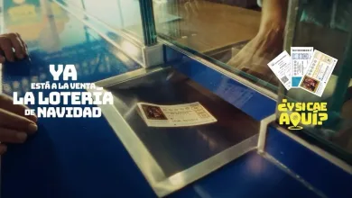 Publicidad De Lotería Mano Frente a Una Máquina De Venta Boleto De Lotería Navideña Sobre Mostrador Azul Con Texto Grande ya Está a La Venta La Lotería De Navidad Y Globo Amarillo Con y Si Cae Aquí Ya Están a La Venta Los Décimos De La Lotería De Navidad 2026 Zaragozala Qué Hacer En Zaragoza