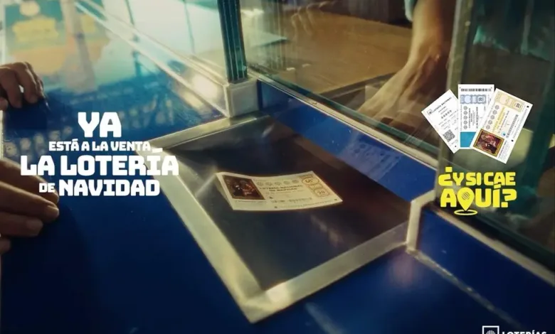 Publicidad De Lotería Mano Frente a Una Máquina De Venta Boleto De Lotería Navideña Sobre Mostrador Azul Con Texto Grande ya Está a La Venta La Lotería De Navidad Y Globo Amarillo Con y Si Cae Aquí Ya Están a La Venta Los Décimos De La Lotería De Navidad 2026 Zaragozala Qué Hacer En Zaragoza