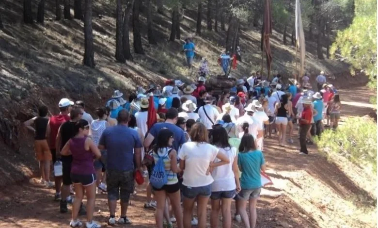 Large Group of People Outdoors on a Forest Trail Gathered and Waiting in a Line Along a Dirt Path Munébrega Celebra El Ton De San Cristobal Este Domingo Zaragozala Qué Hacer En Zaragoza