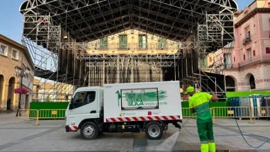 Maintenance Worker in a High visibility Green Uniform Hoses Down a Tiled Square in Front of a Large Outdoor Stage with Metal Scaffolding and Trusses Huesca Prepara Los Escenarios De San Lorenzo 2026 Zaragozala   Qué Hacer En Zaragoza