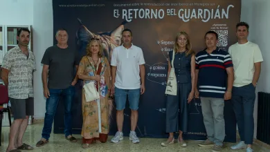 Group of Seven People Posing Indoors in Front of a Dark Banner for a Documentary Screening Smiling at the Camera El Documental el Retorno Del Guardián Reúne a Más De 170 Personas En Leciñena Zaragozala Qué Hacer En Zaragoza