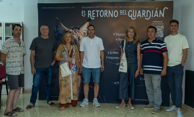 Group of Seven People Posing Indoors in Front of a Dark Banner for a Documentary Screening Smiling at the Camera El Documental el Retorno Del Guardián Reúne a Más De 170 Personas En Leciñena Zaragozala   Qué Hacer En Zaragoza