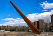 Rusty Diagonally Leaning Metal Sculpture in a City Park with Leafless Trees and Apartment Buildings in the Background Zaragozala | Agenda Cultural Ocio Y Planes En Zaragoza Zaragozala   Qué Hacer En Zaragoza