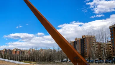 Rusty Diagonally Leaning Metal Sculpture in a City Park with Leafless Trees and Apartment Buildings in the Background Zaragozala | Agenda Cultural Ocio Y Planes En Zaragoza Zaragozala   Qué Hacer En Zaragoza