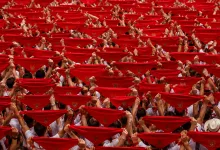 Large Crowd Raising Red Bandanas with a Crest Creating a Sea of Reds Across the Scene Zaragozala | Agenda Cultural Ocio Y Planes En Zaragoza Zaragozala Qué Hacer En Zaragoza