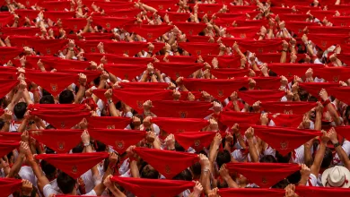 Large Crowd Raising Red Bandanas with a Crest Creating a Sea of Reds Across the Scene La Fiesta De San Fermín También Se Vive En Zaragoza Zaragozala Qué Hacer En Zaragoza