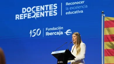 Woman in a White Blazer Speaks at a Podium on a Blue Backdrop with docentes Referentes Slogan La Infanta Sofía Debuta En Zaragoza Con Su Primer Discurso Zaragozala Qué Hacer En Zaragoza
