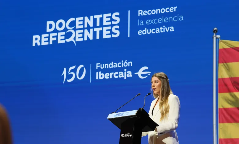Woman in a White Blazer Speaks at a Podium on a Blue Backdrop with docentes Referentes Slogan La Infanta Sofía Debuta En Zaragoza Con Su Primer Discurso Zaragozala Qué Hacer En Zaragoza