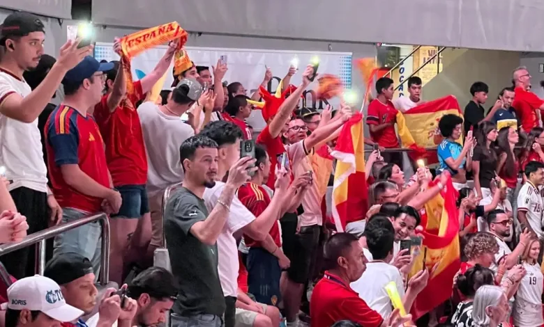Crowd of Soccer Fans in Red and Yellow Waving Spain Flags and Taking Photos at a Stadium España Se Clasifica Para Cuartos De Final Del Mundial 2026 Zaragozala Qué Hacer En Zaragoza