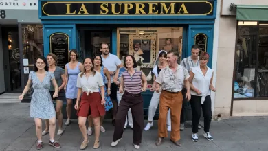 Group of Ten Adults Dancing in Front of a Bright Blue Storefront Labeled La Suprema Corseteria on a City Street in Summer Attire Zaragozala | Agenda Cultural Ocio Y Planes En Zaragoza Zaragozala   Qué Hacer En Zaragoza