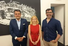 Three Adults Posing Indoors in Front of a Large Black and white Mural a Man in a Blue Suit a Woman in a Red Dress and a Man in a Blue Shirt with Glasses Zaragozala | Agenda Cultural Ocio Y Planes En Zaragoza Página 1424 Zaragozala Qué Hacer En Zaragoza