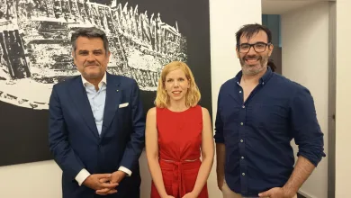 Three Adults Posing Indoors in Front of a Large Black and white Mural a Man in a Blue Suit a Woman in a Red Dress and a Man in a Blue Shirt with Glasses Zaragozala | Agenda Cultural Ocio Y Planes En Zaragoza Zaragozala   Qué Hacer En Zaragoza