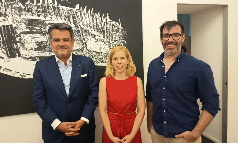 Three Adults Posing Indoors in Front of a Large Black and white Mural a Man in a Blue Suit a Woman in a Red Dress and a Man in a Blue Shirt with Glasses Zaragozala | Agenda Cultural Ocio Y Planes En Zaragoza Zaragozala Qué Hacer En Zaragoza