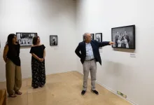 Man in a Navy Blazer Points at a Framed Black and white Photo on a White Gallery Wall As Two Women Watch Nearby Zaragozala | Agenda Cultural Ocio Y Planes En Zaragoza Zaragozala Qué Hacer En Zaragoza