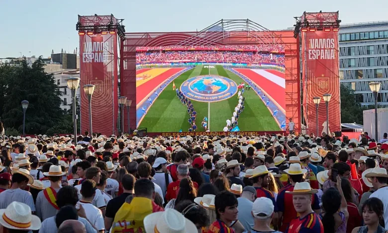 Massive Outdoor Stadium Screen Showing a World Cup Ceremony with a Crowded Audience Wearing Hats and Colorful Attire El España portugal Se Retransmitirá En El Príncipe Felipe Zaragozala Qué Hacer En Zaragoza