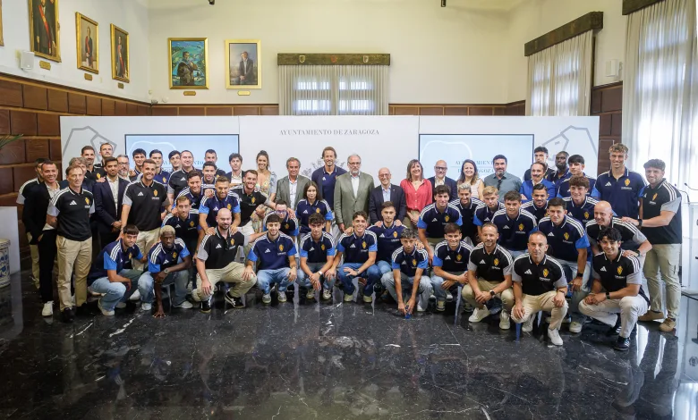 Large Group of Athletes in Blue and Black Uniforms Posing with City Officials in a Formal Room with Portraits on the Wall Zaragozala | Agenda Cultural Ocio Y Planes En Zaragoza Zaragozala Qué Hacer En Zaragoza
