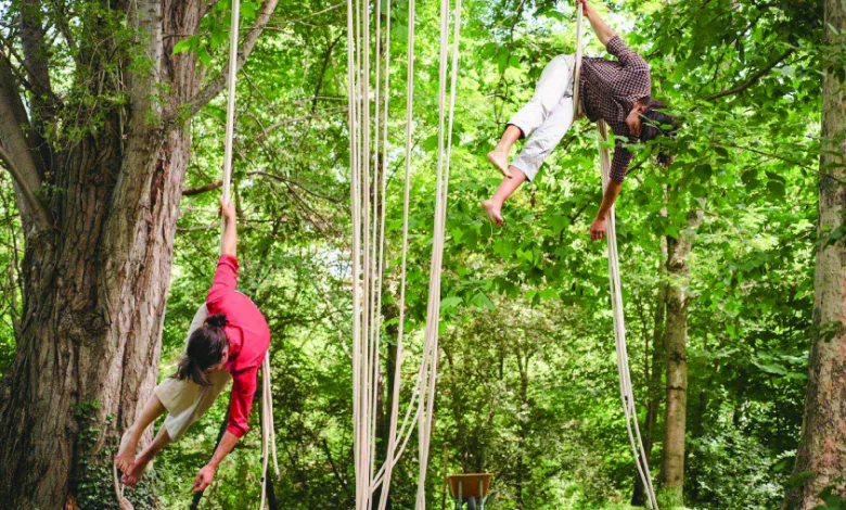 Two People Swing on Tall Ropes Tied to Trees in a Leafy Outdoor Park Sonna Huesca Circo Y Jazz Del 21 Al 23 De Agosto Zaragozala Qué Hacer En Zaragoza