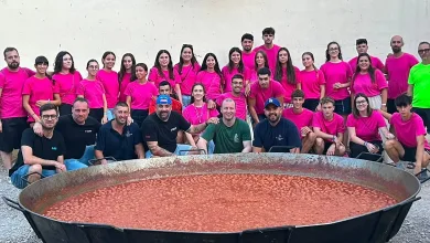 Group of People in Pink Shirts Posing Behind a Giant Outdoor Paella Pan of Red Rice Fabara Cocina Cerca De 8000 Albóndigas Por Sant Roc Zaragozala Qué Hacer En Zaragoza