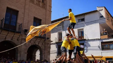 Men in Yellow Shirts Form a Multi person Human Tower As the Top Climber Holds a Flag in a Sunny Street Festival Castillos Humanos De Ateca Cuándo Y Dónde Verlos Zaragozala Qué Hacer En Zaragoza