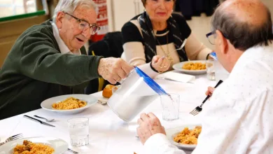 Elderly Man Pours Water from a Pitcher into a Glass at a Communal Meal As Others Watch and Eat from Plates of Risotto or Pasta Más Plazas De Comedor Para Los Mayores De Zaragoza En Agosto Zaragozala Qué Hacer En Zaragoza