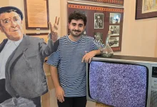 Young Man in a Striped T shirt Posing with a Life size Charlie Chaplin Cutout and a Vintage Tv Showing Static Zaragozala | Agenda Cultural Ocio Y Planes En Zaragoza Zaragozala Qué Hacer En Zaragoza