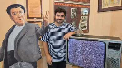 Young Man in a Striped T shirt Posing with a Life size Charlie Chaplin Cutout and a Vintage Tv Showing Static Zaragozala | Agenda Cultural Ocio Y Planes En Zaragoza Zaragozala   Qué Hacer En Zaragoza