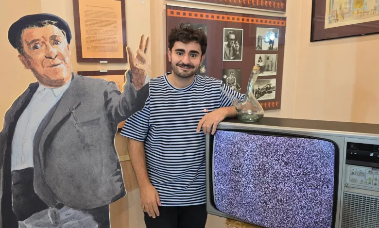 Young Man in a Striped T shirt Posing with a Life size Charlie Chaplin Cutout and a Vintage Tv Showing Static Zaragozala | Agenda Cultural Ocio Y Planes En Zaragoza Zaragozala Qué Hacer En Zaragoza