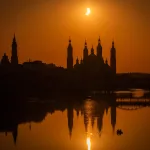 Eclipse Zaragoza Miles De Personas Observan El Eclipse Total En Zaragoza Zaragozala Qué Hacer En Zaragoza