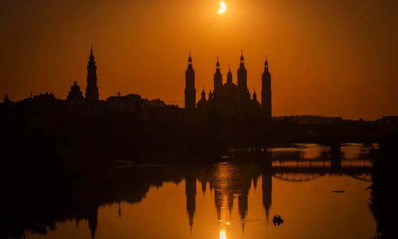 Eclipse Zaragoza Miles De Personas Observan El Eclipse Total En Zaragoza Zaragozala   Qué Hacer En Zaragoza