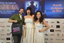 Three People Pose in Front of a Festival Backdrop Reading comedia and Dates Smiling at the Camera Zaragozala | Agenda Cultural Ocio Y Planes En Zaragoza Zaragozala Qué Hacer En Zaragoza